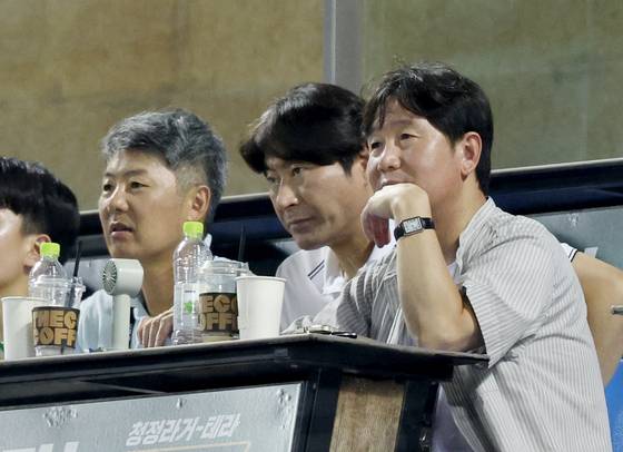 류지현 감독(오른쪽) 등 야구대표팀 코치진이 지난달 잠실야구장에서 벌어진 프로야구 kt wiz와 LG 트윈스의 경기를 관전하고 있다. [뉴시스]