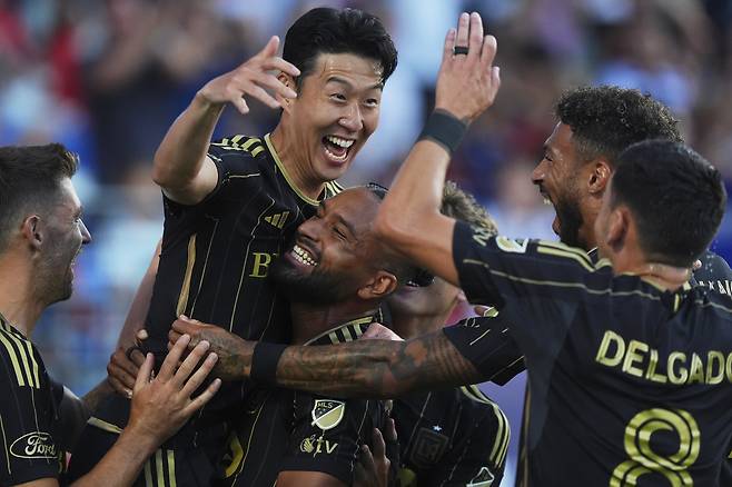 MLS 데뷔골을 터트린 손흥민(가운데)이 LAFC 팀동료들과 기쁨을 나누고 있다. [AP=연합뉴스]