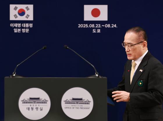 위성락 국가안보실장이 24일 일본 도쿄의 한국프레스센터가 마련된 호텔에서 이재명 대통령의 일본 방문 관련 브리핑을 하기 위해 마이크 앞으로 향하고 있다. 연합뉴스