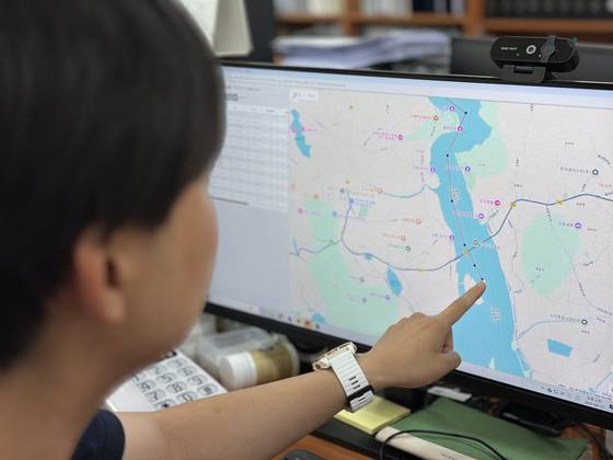 인하대 경인씨그랜트센터 연구원이 GPS 발신기를 부착한 플라스틱 부이의 이동 모습을 모니터링하고 있다. 천권필 기자