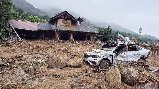 7월 20일 오전 9시40분쯤 경남 산청군 산청읍 내리에 있는 마을 중턱에 벽돌로 된 벽면이 뜯겨진 듯한 집과 파손된 승용차가 서있다. 김민주 기자