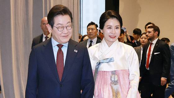 이재명 대통령과 김혜경 여사가 24일(현지시간) 미국 워싱턴DC의 한 호텔에서 열린 동포 만찬 간담회에 입장하고 있다. 연합뉴스