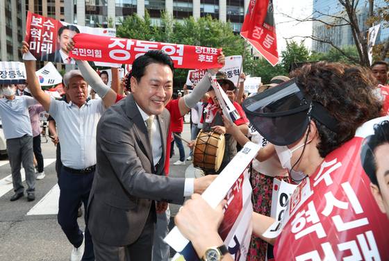 국민의힘 당 대표 선거 결선에 진출한 김문수,장동혁(가나다순) 후보가 23일 오후 서울 채널A 광화문 스튜디오에서 결선 투표를 앞두고 방송토론회를 가졌다. 김 후보와 장 후보는 24일부터 이틀동안 진행되는 당원 투표와 여론 조사를 거쳐, 26일 최종 당대표를 선출한다. 국회사진기자단