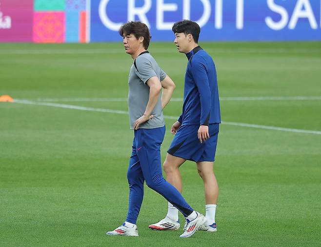지난 6월 축구대표팀 홍명보(왼쪽) 감독이 주장 손흥민과 대화를 나누고 있다. [연합뉴스]