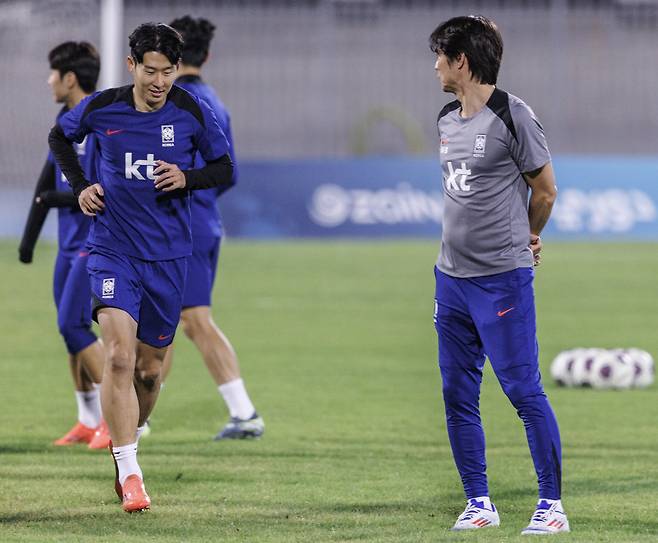 홍명보 축구대표팀 감독이 훈련 중인 손흥민을 체크하고 있다. [연합뉴스]