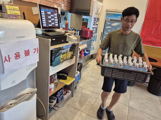 지난 13일 오후 강원 강릉시 송정동의 한 음식점 정수기엔 ‘사용 불가’라고 적힌 안내문이 붙어있다. 박진호 기자