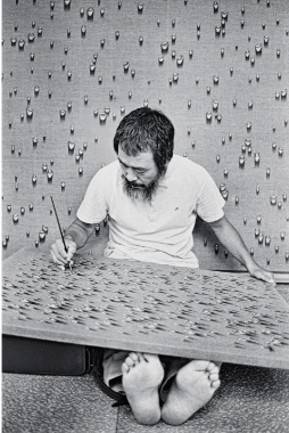 사진작가 육명심이 찍은 김창열. 1979, 종이에 디지털잉크젯프린트, 76.2x50.7cm, 국립현대미술관 소장. 사진 국립현대미술관