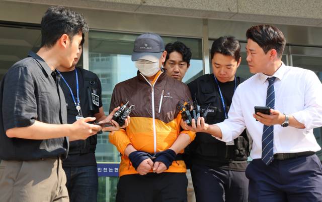 ▲ 인천 송도에서 사제 총기로 아들을 살해한 60대 남성 A씨가 지난달 30일 인천 논현경찰서 유치장에서 검찰로 송치되고 있다.  연합뉴스