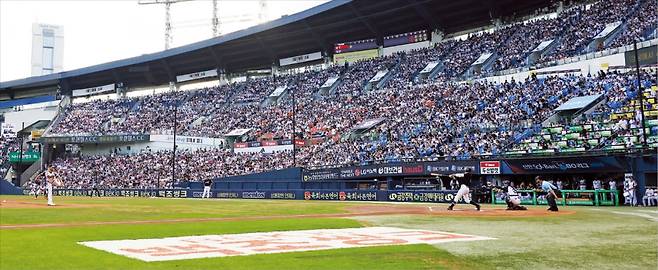 24일 한국프로야구(KBO) kt위즈와 두산 베어스의 경기가 열린 서울 잠실야구장이 야구 팬으로 가득 차 있다. 프로야구는 전날인 23일 시즌 587경기 만에 관중 1000만 명을 달성했다. 지난해 첫 1000만 관중 기록을 84경기 앞당기며 올해 역대 최다 평균 관중 기록을 경신할 것으로 전망된다.  이솔 기자 ﻿