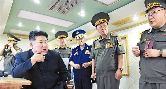 신형 지대공미사일 발사 참관한 김정은 북한 미사일총국은 지난 23일 김정은 국무위원장이 참관한 가운데 성능을 개량한 두 종류의 신형 지대공 미사일의 전투적 성능 검열을 위한 사격을 진행했다고 조선중앙통신이 24일 보도했다.   연합뉴스