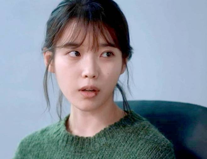 2018년 방영된 화제 드라마 '나의 아저씨'에서 주인공 이지안 역을 맡은 아이유가 극중 사내 불륜 행위가 드러난 직원에게 "같이 잘리자"면서 쏘아붙이는 장면. 사진='나의 아저씨' 공식 클립영상 갈무리