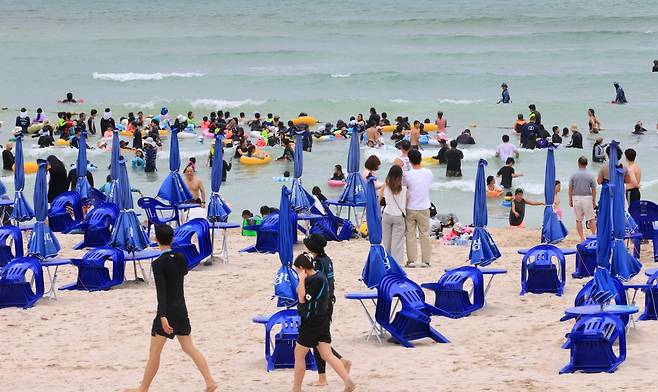 제주시 조천읍 함덕해수욕장에서 피서객들이 물놀이를 즐기고 있다. 사진=연합뉴스