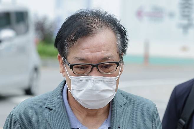 김건희 여사와 친분을 이용해 각종 청탁을 받은 의혹이 제기된 건진법사 전성배 씨가 지난 21일 서울 종로구에 마련된 민중기 특별검사팀(김건희 특검팀) 사무실로 향하고 있다. 사진=뉴스1