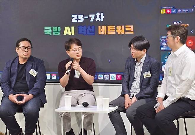 이진원 하이퍼엑셀 CTO(오른쪽부터), 김종희 국방과학연구소 책임연구원, 백서인 한양대 교수, 이승현 디지털플랫폼정부위원회 국장이 20일 서울 강남 모두의연구소에서 열린 ‘제25-7차 국방 AI 혁신 네트워크’ 포럼에서 토론하고 있다. /강해령 기자