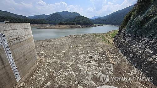극심한 가뭄을 겪고 있는 강원 강릉 지역의 주요 상수원인 오봉저수지의 저수율이 24일 사상 최저로 떨어지면서 바닥을 드러냈다. 연합뉴스