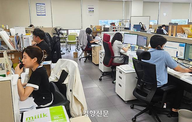지난 21일 서울 중구 양육비이행관리원 양육비선지급부에서 직원들이 업무를 보고 있다. 김송이 기자