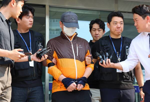 인천 송도에서 사제 총기로 아들을 살해한 60대 남성 A씨가 30일 인천 논현경찰서 유치장에서 검찰로 송치되고 있다. 연합뉴스