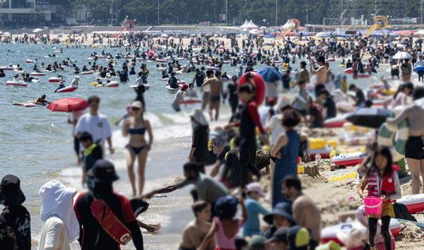 부산지역에 폭염경보가 발효된 올해 여름 해운대구 해운대해수욕장 일원이 물놀이를 즐기는 피서객들로 북적이고 있다. 이원준 기자
