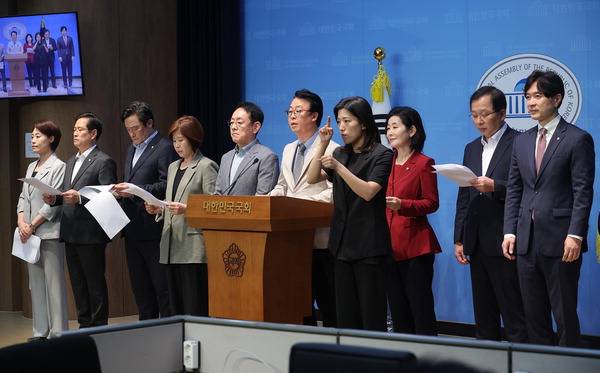 국민의힘 부산 지역 국회의원들이 25일 서울 여의도 국회 의원회관에서 해양수산부 이전 특별법 관련 기자회견을 하고 있다. 연합뉴스