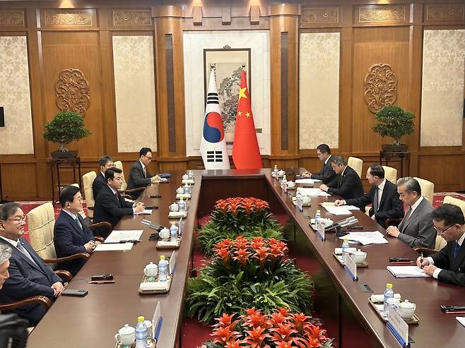 President Lee Jae Myung’s special delegation, led by former National Assembly Speaker Park Byeong-seug, held a meeting with Chinese Foreign Minister Wang Yi and other officials on Sunday at the Diaoyutai State Guesthouse in Beijing. (South Korea’s Ministry of Foreign Affairs)
