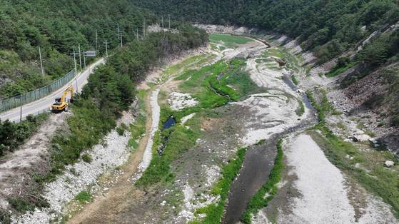 The riverbed and Obong Reservoir, a major water source in Gangneung, Gangwon, are exposed due to a drought on Aug. 24. [NEWS1]
