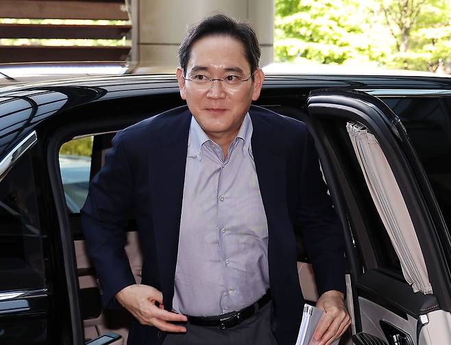 Samsung Electronics Executive Chairman Lee Jae-yong departs for the United States from Seoul Gimpo Business Aviation Center in Gangseo District, western Seoul, on Aug. 24. [NEWS1]