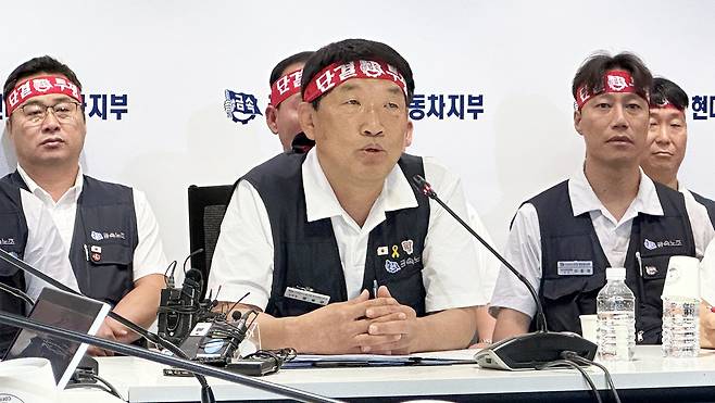 Union head Moon Yong-moon speaks during a press conference at the union office inside Hyundai Motor Group's Ulsan plant on Aug. 18. [NEWS1]