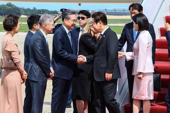 President Lee Jae Myung arrives at Andrews Air Force Base in Washington on Aug. 24 for a Korea-U.S. summit and greets Foreign Minister Cho Hyun, who came to welcome him. [JOINT PRESS CORPS]