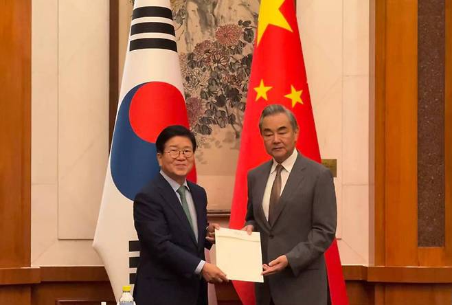 대통령 특사단장인 박병석 전 국회의장(왼쪽)이 24일 베이징에서 왕이 중국공산당 중앙외사판공실 주임 겸 외교부장(장관)을 만나 친서를 전달한 후 기념촬영을 하고 있다. 사진=베이징특파원 공동취재단