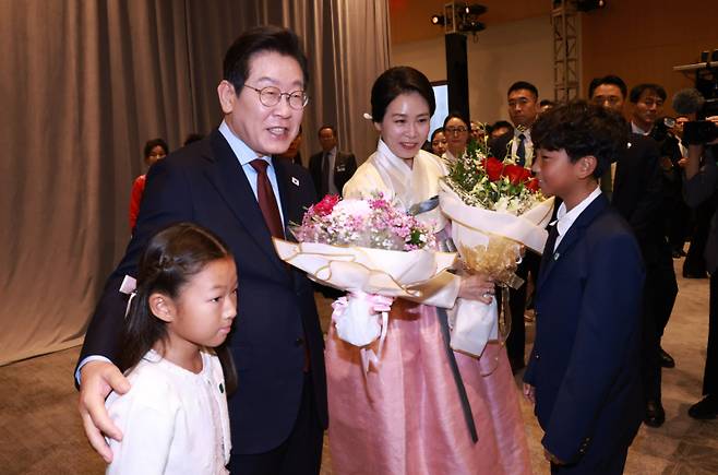 이재명 대통령과 김혜경 여사가 24일(현지시간) 미국 워싱턴DC의 한 호텔에서 열린 동포 만찬 간담회에 참석해 화동으로부터 꽃다발을 받고 있다. 연합뉴스