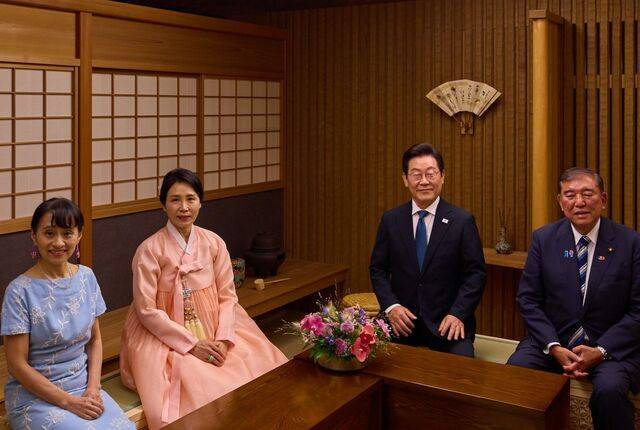 1박2일 일정으로 일본을 방문한 이재명 대통령과 김혜경 여사가 23일 일본 도쿄 총리 관저에서 이시바 시게루 일본 총리, 부인 이시바 요시코 여사와 양국 정상 부부 친교 행사를 하며 기념촬영을 하고 있다. 연합뉴스