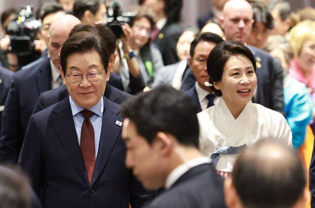 이재명 대통령과 김혜경 여사가 24일(현지시간) 미국 워싱턴DC 한 호텔에서 열린 동포 만찬 간담회에 입장하고 있다. 이 대통령은 도널드 트럼프 미국 대통령과의 25일 첫 정상회담을 앞두고 “(미국이) 일방적으로 바꾸자고 하는 것을 우리가 쉽게 ‘바꾸겠습니다’ 할 수는 없다”며 “국익을 지켜내고 더 나은 상황을 만드는 게 제가 할 일”이라고 밝혔다. 연합뉴스