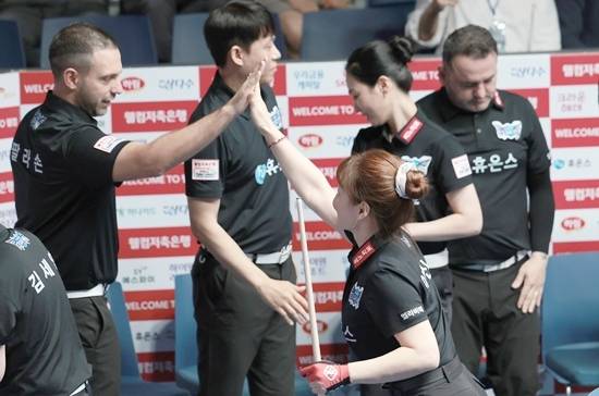 PBA팀리그 2라운드가 막바지로 접어든 가운데 우승경쟁이 혼전양상을 띠고 있다. 휴온스가 2위로 올라서며 1위 하나카드를 승점 1점차로 추격하고 있다. 또한 3위 웰컴저축은행도 1위와 승점차가 2점에 불과해 우승 가능성은 충분하다. 사진은 2라운드 막판 급피치를 올리며 역전우승을 노리고 있는 휴온스. (사진=PBA)