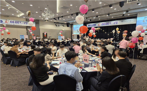 지난 23일 인천시 중구 하버파크호텔에서 제3회 ‘인천 이어드림’ 참가자 들이 즐거운 시간을 보내고 있다. <인천시>