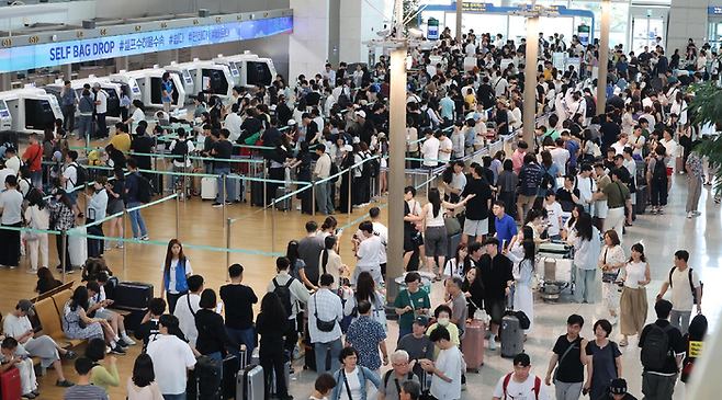 인천국제공항 1터미널 출국장 항공사 카운터가 여행객들로 붐빈다 / 사진=매경 DB