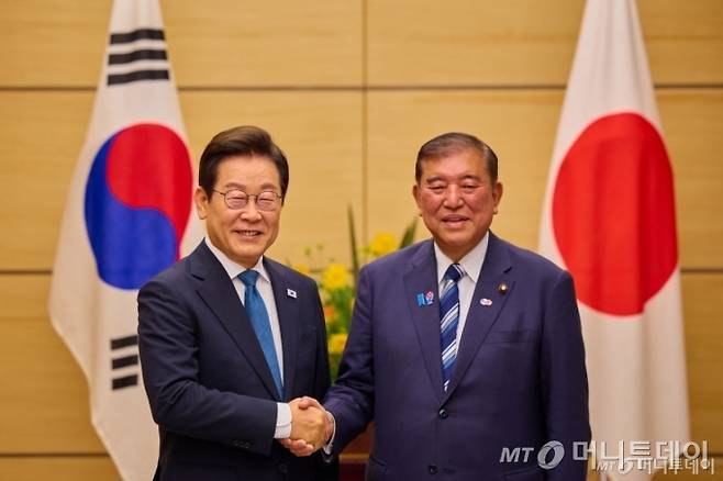 [도쿄=뉴시스] 고범준 기자 = 이재명 대통령과 이시바 시게루 일본 총리가 23일(현지 시간) 일본 도쿄 총리 관저에서 한일 소인수 정상회담 기념촬영을 하고 있다. (공동취재) 2025.08.24. bjko@newsis.com /사진=최동준