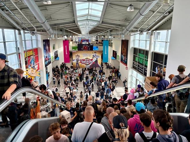 23일(현지시간) 오전 비오는 날씨 속에도 '게임스컴 2025'를 찾은 관람객들이 전시장을 이동하고 있다. 2025.08.23./사진=이정현 기자