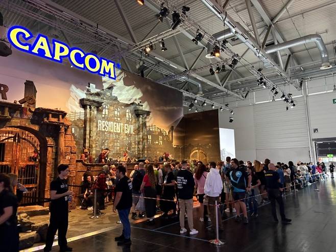게임스컴 2025에서 캡콤 '레지던트 이블 레퀴엠' 부스 앞에 관람객들이 시연하기 위해 줄서고 있다. 2025.08.23./사진=이정현 기자