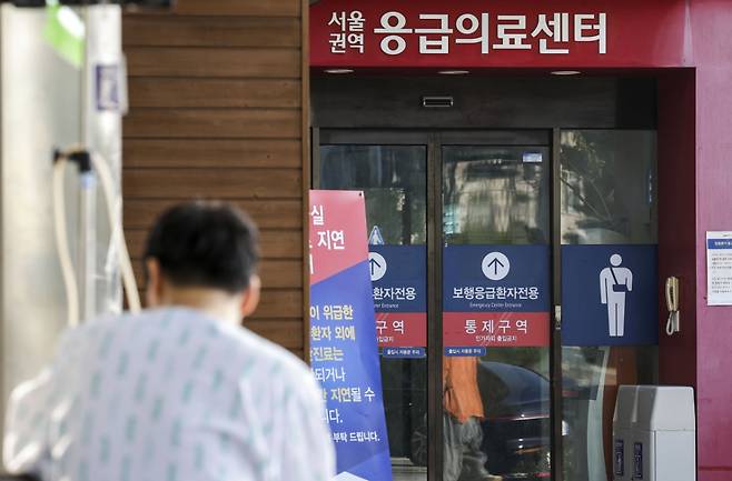 지난해 9월11일 서울 한 대학병원 응급의료센터 앞에서 한 환자가 앉아 있다. /사진=뉴시스.