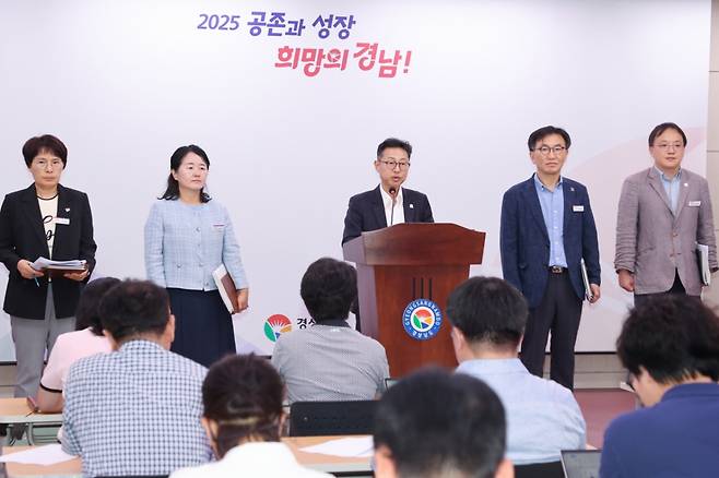 윤인국 경남도 산업국장(가운데)이 피지컬 AI 범용 파운데이션 기술개발 사업 등을 설명하고 있다./사진제공=경남도