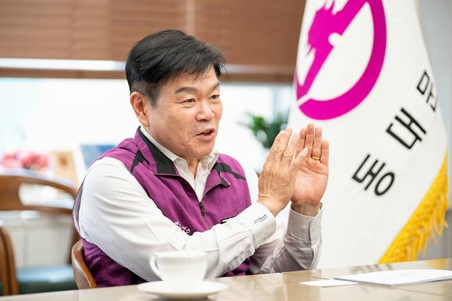 이필형 서울 동대문구청장이 머니투데이와 인터뷰를 하고 있다. /사진=서울 동대문구청