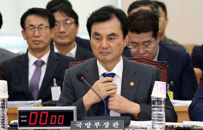 [서울=뉴시스] 조성봉 기자 = 안규백 국방부 장관이 25일 오후 서울 여의도 국회에서 열린 국방위원회 전체회의에서 넥타이를 고쳐매고 있다. 2025.08.25.
