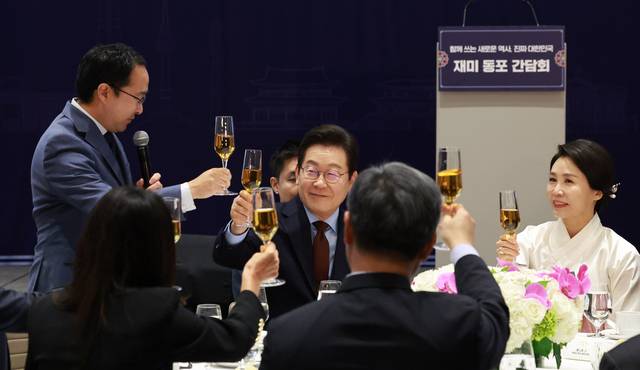 앤디 김 의원과 건배  : 이재명 대통령이 24일 미국 워싱턴DC의 한 호텔에서 열린 재미동포 만찬 간담회에서 한국계 첫 미 연방 상원의원인 앤디 김(왼쪽) 의원과 건배하고 있다.  연합뉴스