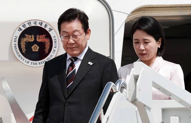 이재명 대통령과 김혜경 여사가 24일 미국 워싱턴DC 인근 앤드루스 합동기지에 도착해 공군 1호기에서 내리고 있다. 연합뉴스