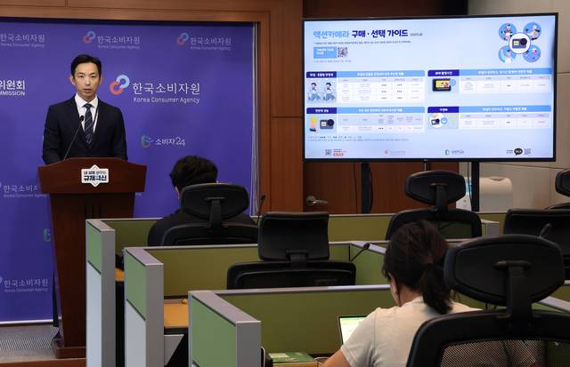 나은수 한국소비자원 기계모빌리티팀장이 25일 정부세종청사 공정거래위원회 기자실에서 소비자 선호도가 높은 액션 카메라 6개 제품에 대한 품질 및 안전성 시험 결과를 설명하고 있다. 연합뉴스