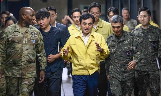 안규백 국방부 장관이 지난 20일 한미연합군사령부 전시지휘소(CP TANGO)를 방문해 연합방위태세를 확인하고 ‘을지 자유의 방패’(UFS·을지프리덤실드) 연습에 참가 중인 한미 장병들을 격려했다고 국방부가 밝혔다. 앞줄 왼쪽부터  제이비어 브런슨 한미연합사령관, 안규백 장관,  강신철 연합사부사령관.  국방부 제공