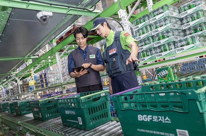 BGF로지스 직원과 에스원 근무자가 남사센터에서 물류추적 시스템을 확인하고 있다. [에스원 제공]