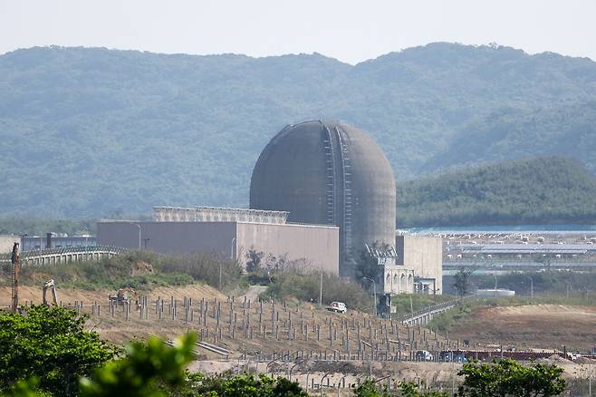 지난 4월 29일(현지시간) 대만 남부 핑둥에 위치한 타이파워 전시관에서 바라본 마안산 원자력 발전소의 모습. [AFP]