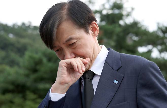 조국 조국혁신당 혁신정책연구원장이 25일 오전 경남 김해시 진영읍 봉하마을 노무현 전 대통령 묘역을 참배하고 있다. [연합]