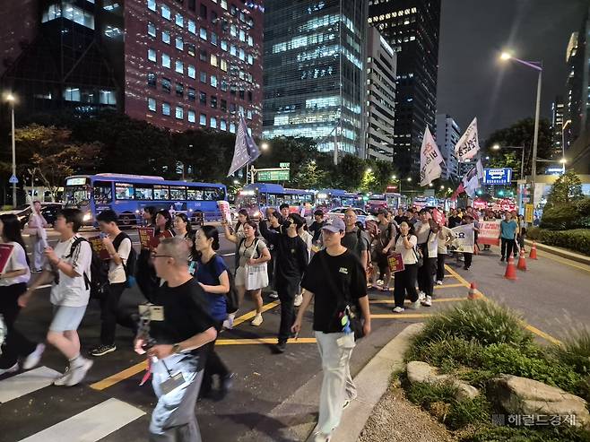 한미 정상회담을 앞둔 25일 트럼프위협저지공동행동,진보대학생넷 등 진보성향 시민단체,학생운동 단체들이 미국과 트럼프 대통령을 규탄하는 집회를 열고 미 대사관까지 행진하고 있다. 김도윤 기자.